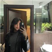 studentessa di quinta liceo scientifico impartisce lezione di matematica, fisica, chimica e altro